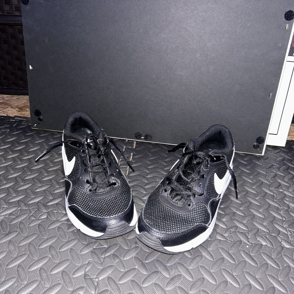 Nike Black and White Sneakers Classic Athletic Design